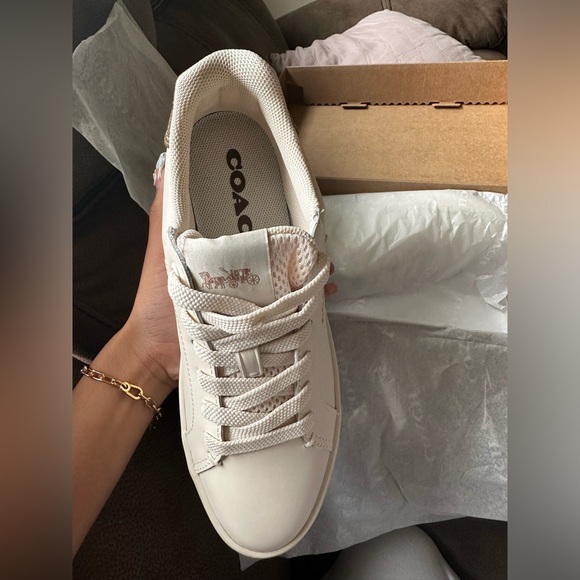 Clip Low Top Sneaker - Picture 3 of 3